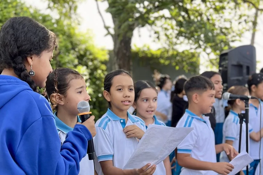 Estudiantes de bachillerato bajo el mensaje Leaders With Kingdom Vision