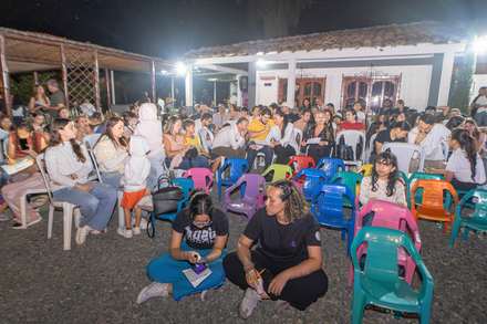 Familias Fares reunidas en la noche, bajo las estrellas