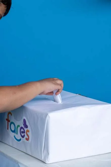 Estudiante votando en las elecciones de personero de Fares