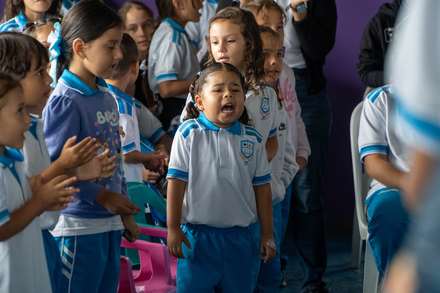 Niños de preescolar en uniforme Fares