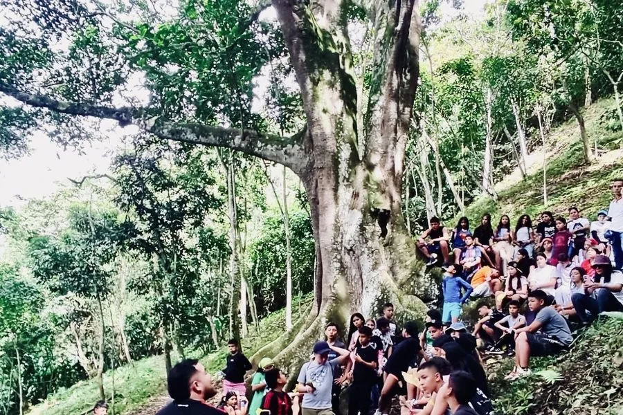 Estudiante disfrutando una actividad de camp