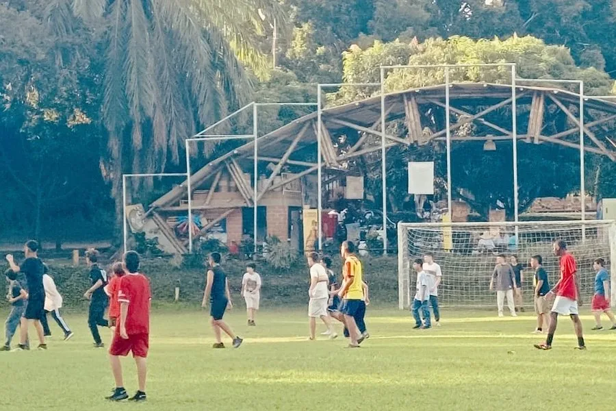 Estudiantes jugando al aire libre en el camp