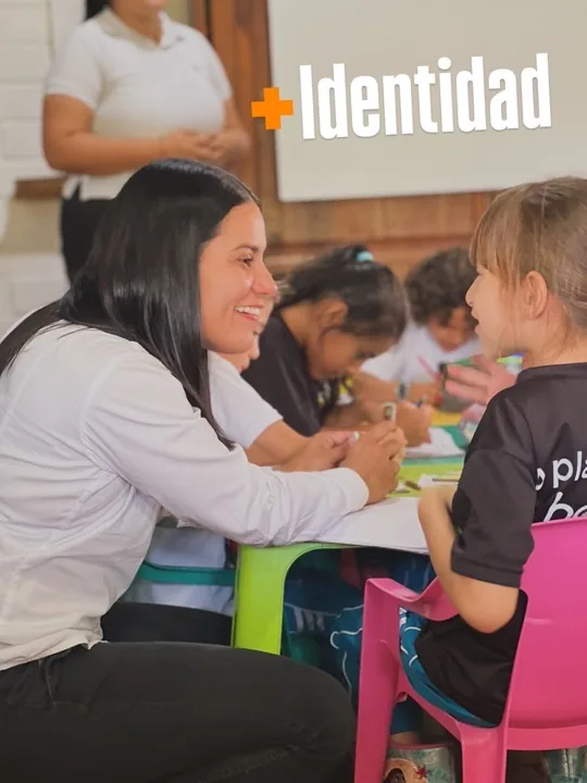 Maestra y niños de preescolar en actividad de aula