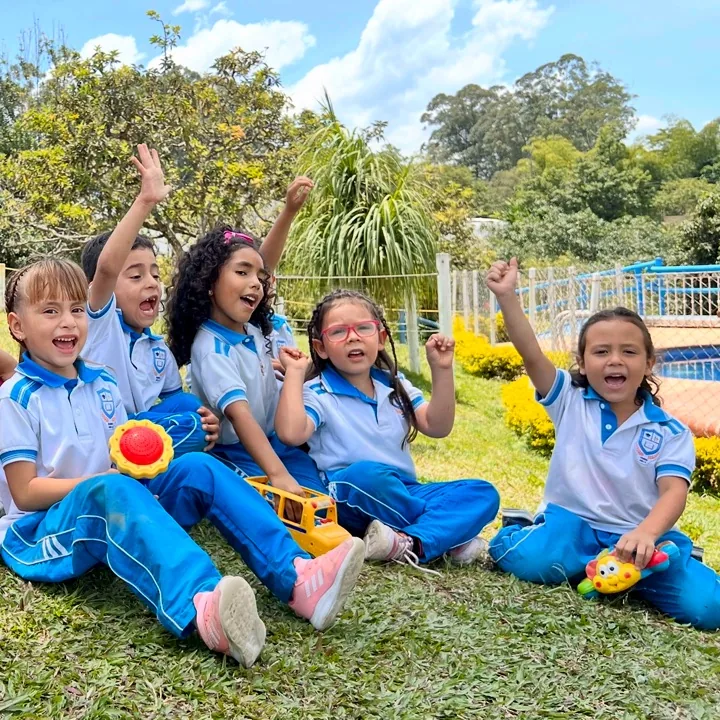 Niños de preescolar jugando en el jardín en uniforme Fares