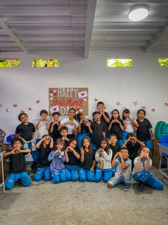 Niños de primaria celebrando juntos