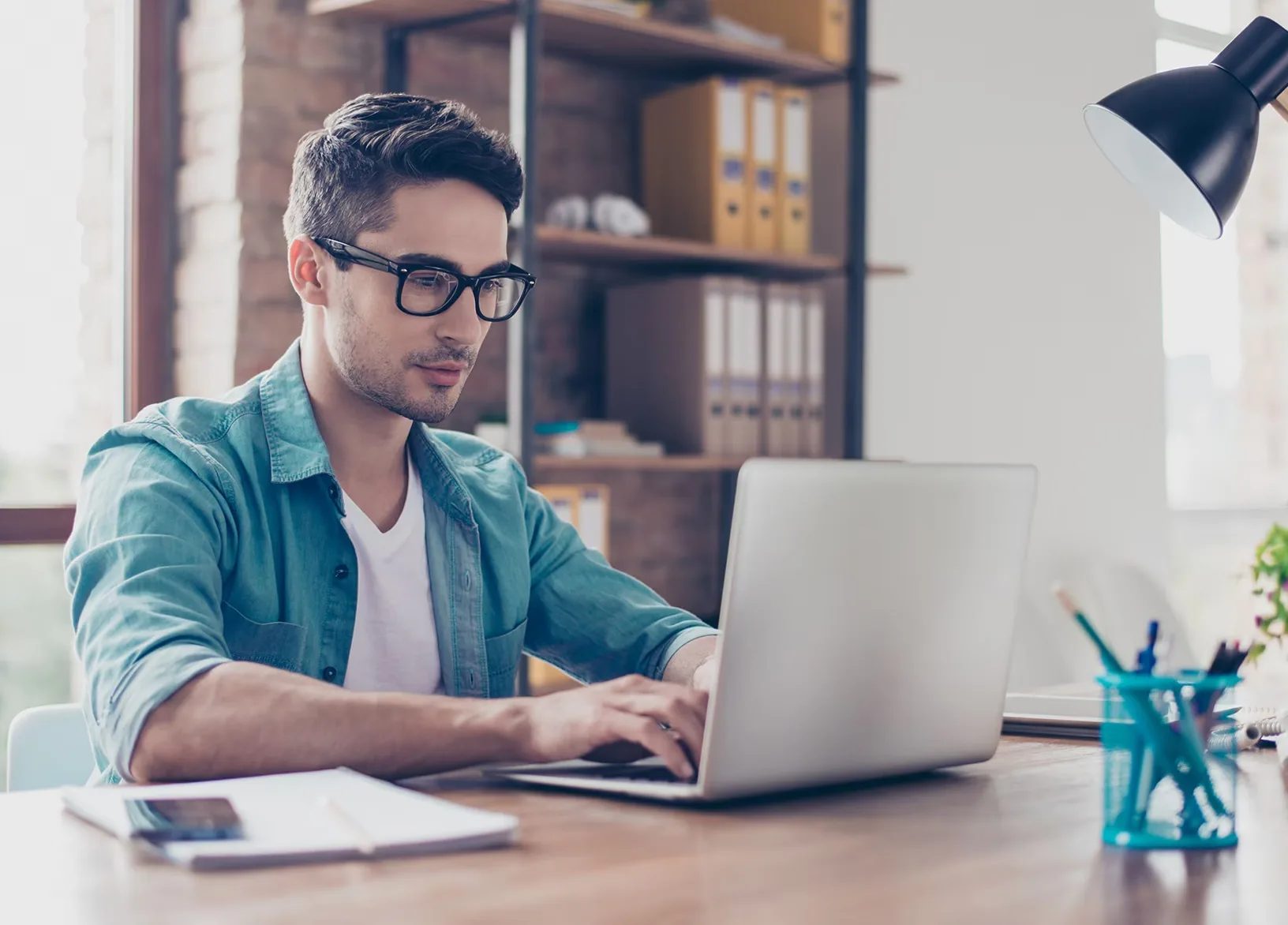 Joven emprendedor trabajando en su proyecto — MindsetR12